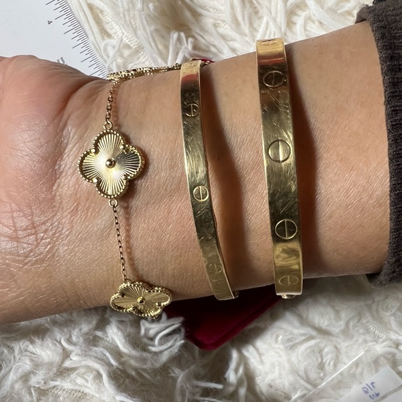Elegant Gold Flower Bracelet - Picture 14 of 16